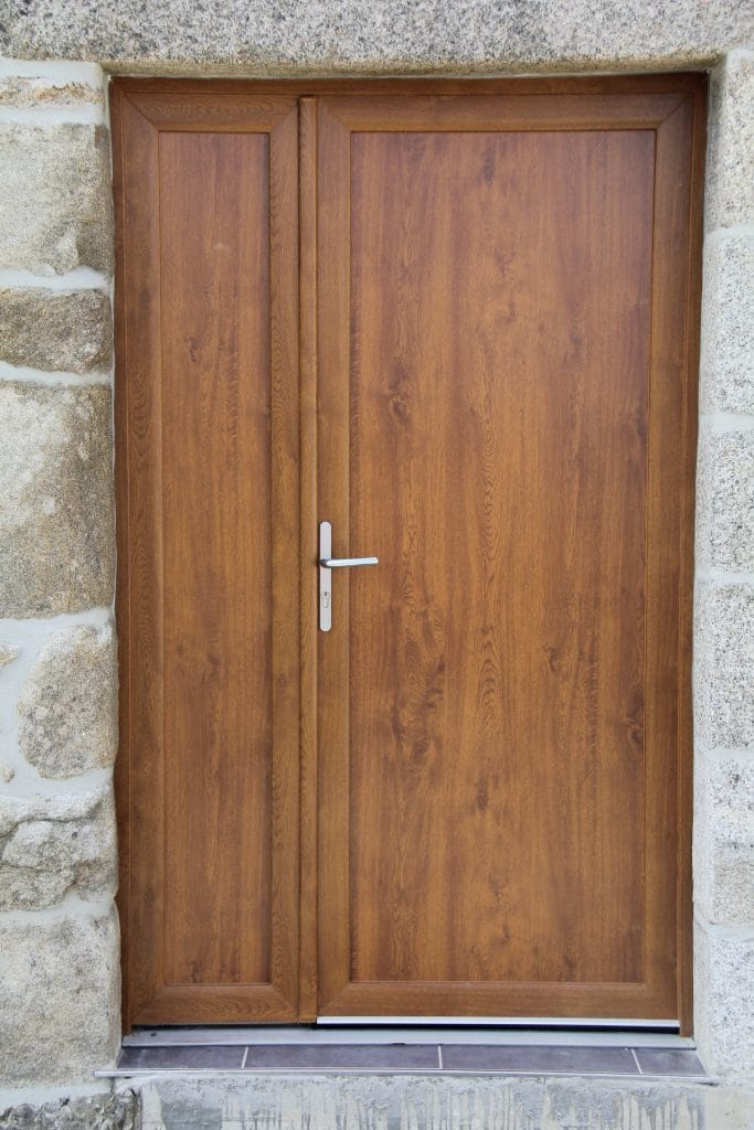 Le design d'une porte d'entrée en PVC aspect bois - CC by sa Eric1212